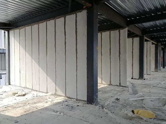 青岛轻质隔墙板实验表明将隔板放在没有水泥装饰的任何防水表面上