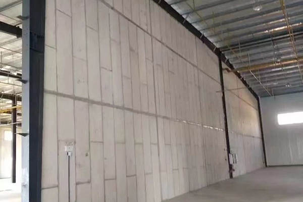 我们青岛轻质墙板可按任意开槽布线、打钉或上膨胀螺栓进行吊挂重物，单点吊挂力在50kg以上